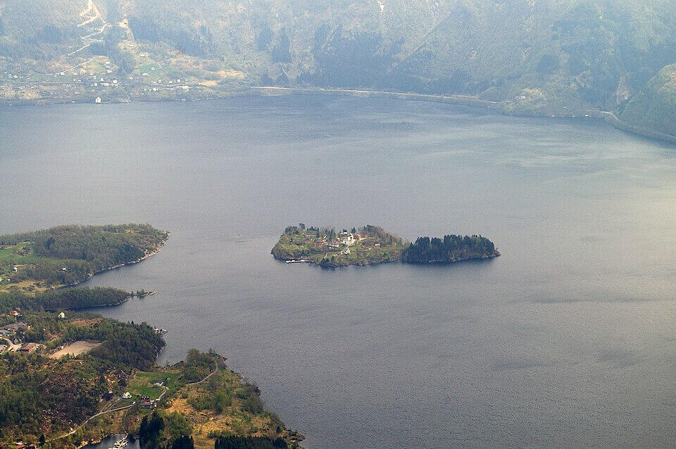 Olsnesøyna - Frode H. Korneliussen - CC SA 4.0 https://commons.wikimedia.org/wiki/File:Olsnesøya.JPG Olsnesøyna - Frode H. Korneliussen - CC SA 4.0 https://commons.wikimedia.org/wiki/File:Olsnesøya.JPG